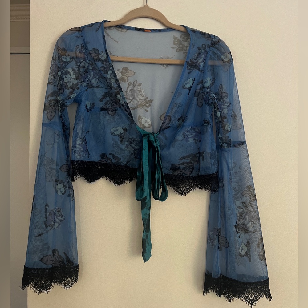 Beautiful laced crop long sleeve blouse